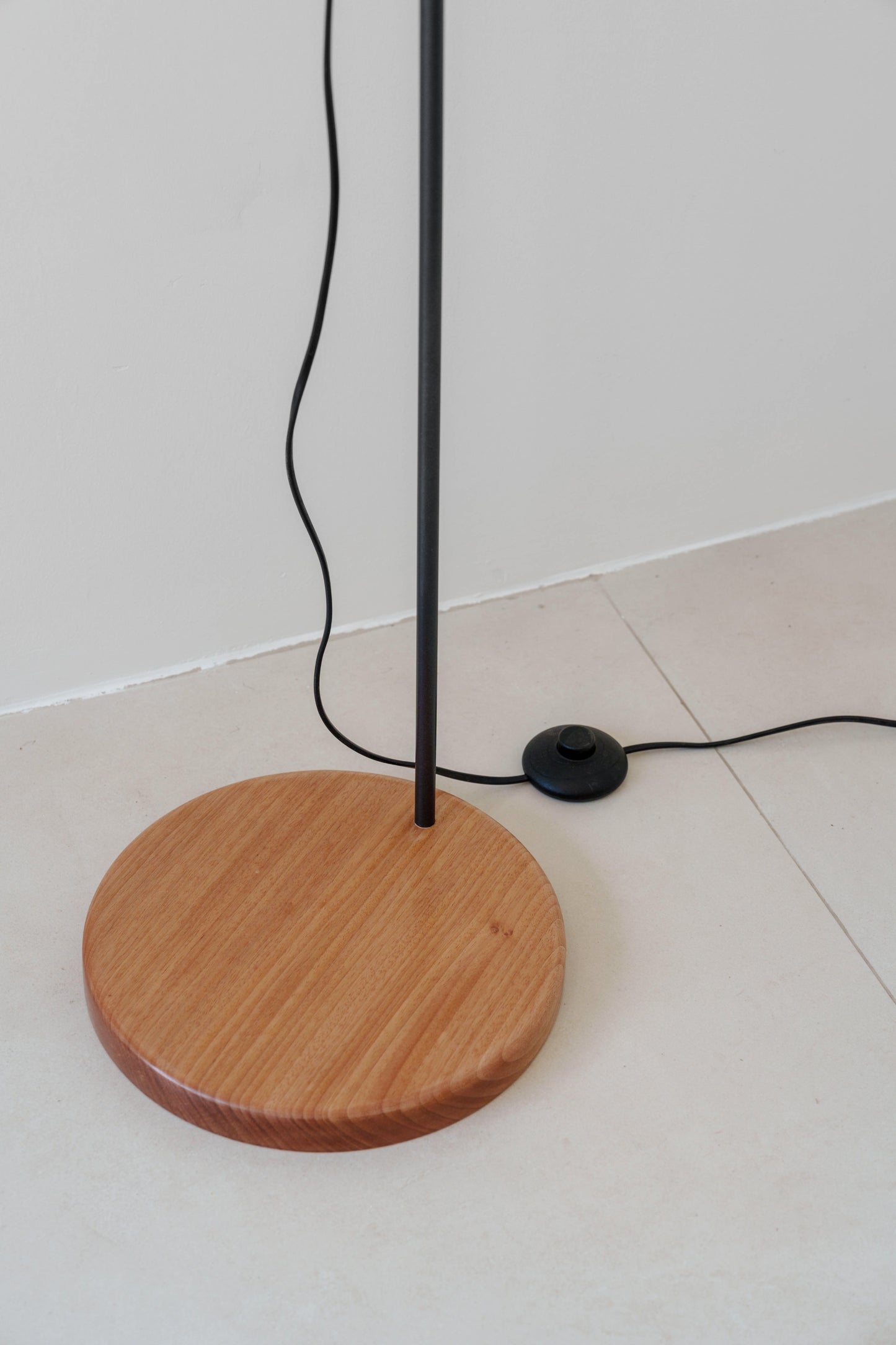 Abajur de Piso Oli - Frete Grátis | 3X Sem Juros