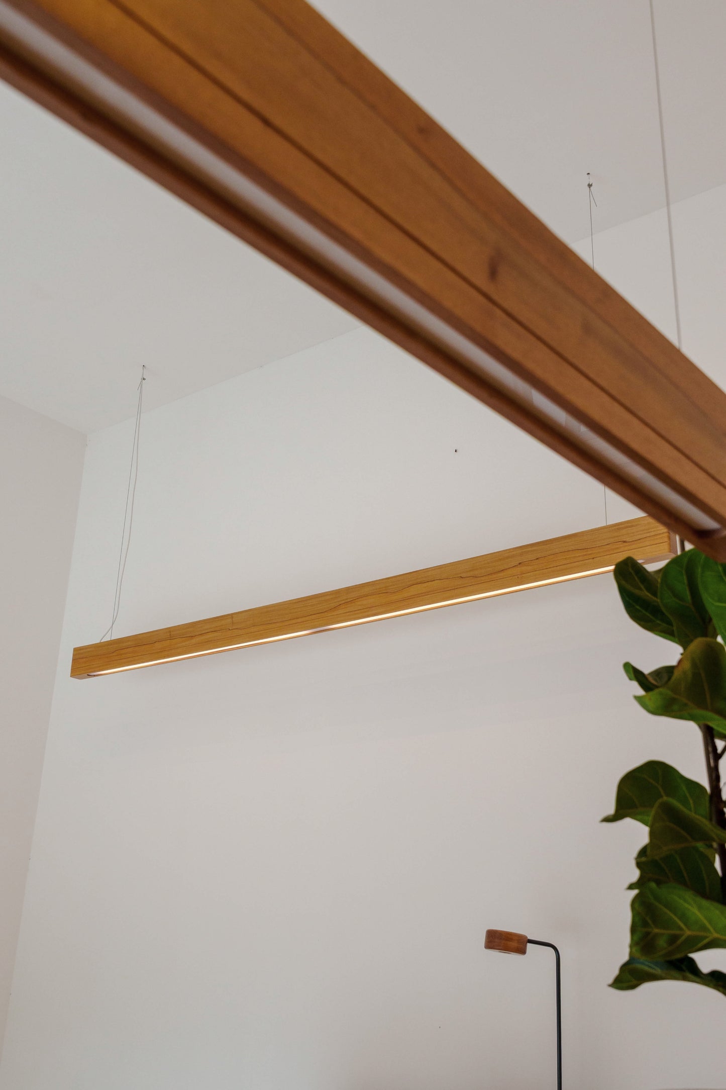 Luminária de Teto Pendente Linear 140 cm - Frete Grátis | 3X Sem Juros