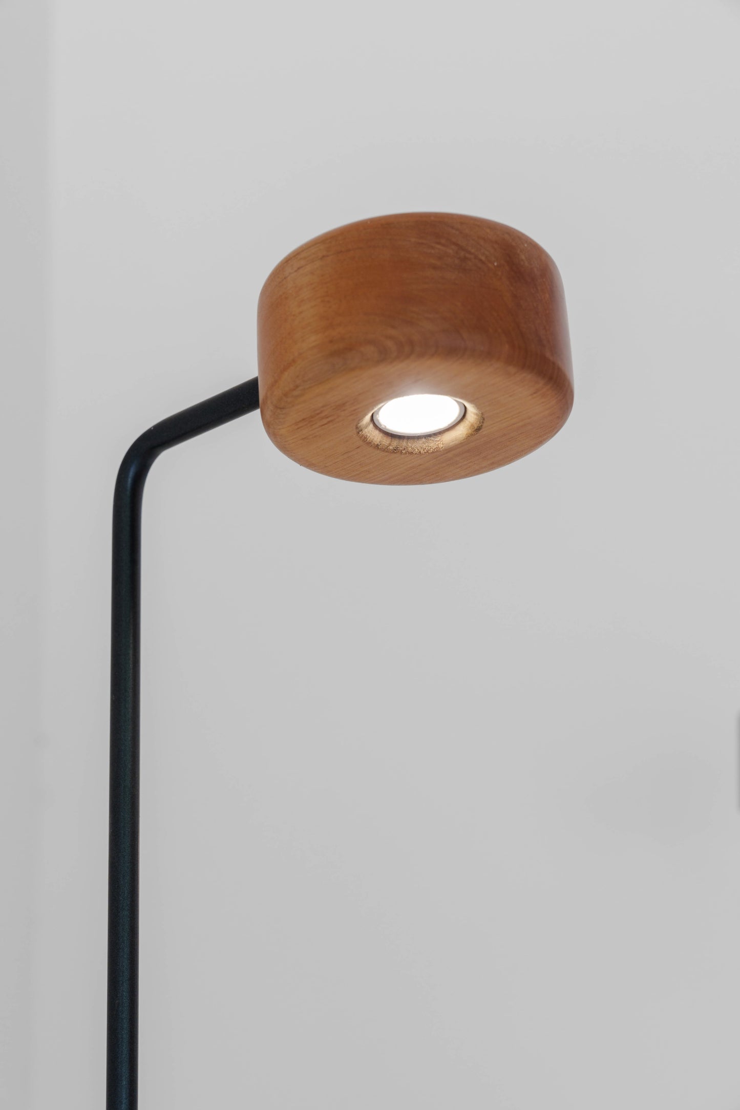 Luminária de Piso Foco - Frete Grátis | 3x sem juros