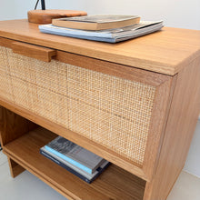 Carregar imagem no visualizador da galeria, Mesa de cabeceira Lis
